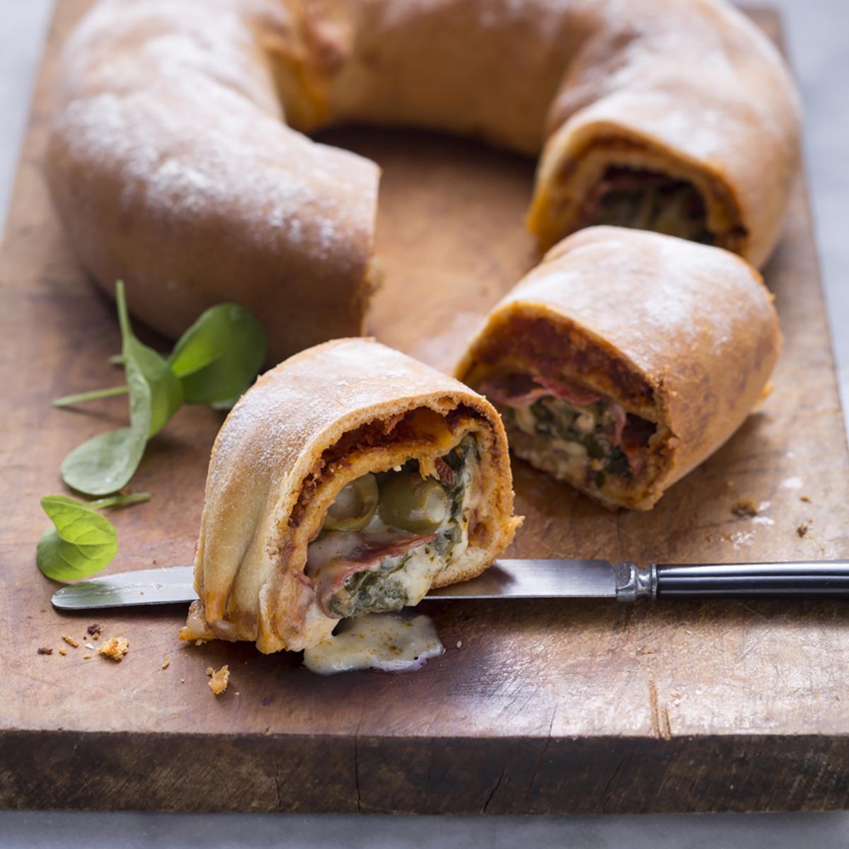 Wewalka Recipe - Salami-filled Pizza Ring